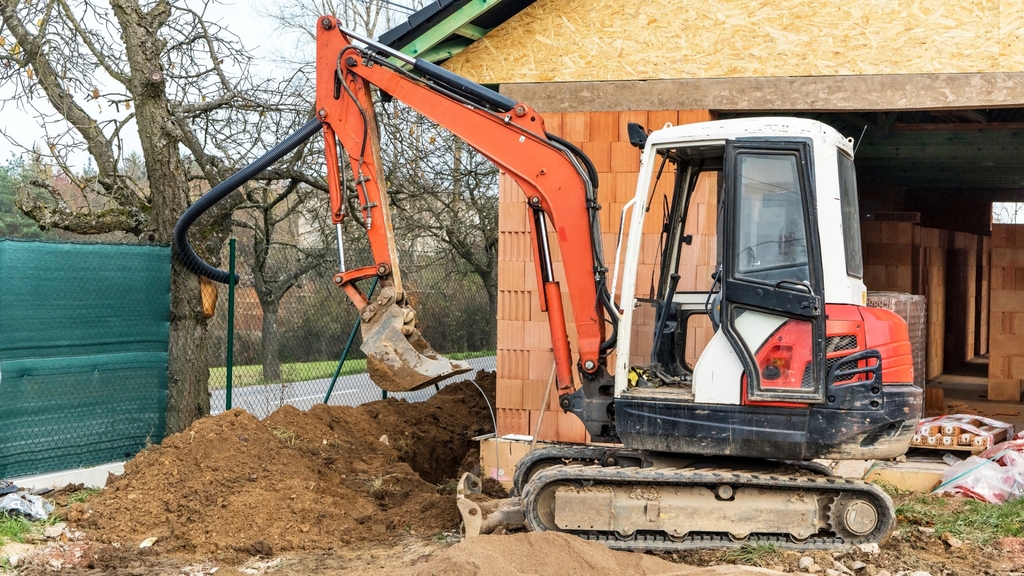 Stavební firma Kyznar — bagr při zemních pracích na Klatovsku