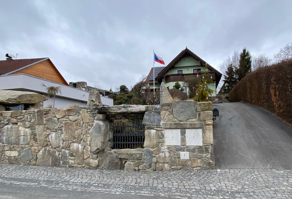 Rekonstrukce starého domu — oprava zdiva a fasády v okolí Sušice